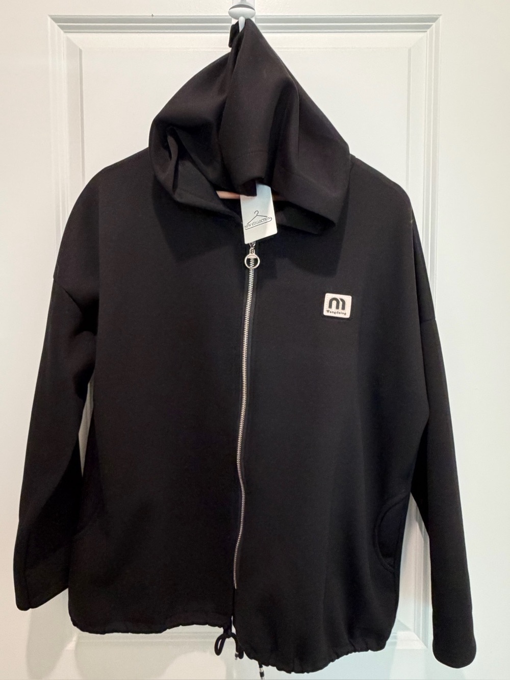 IT061 🇮🇹 Modern Made in Italy 🇮🇹 zip-up hooded jacket in a soft black color.